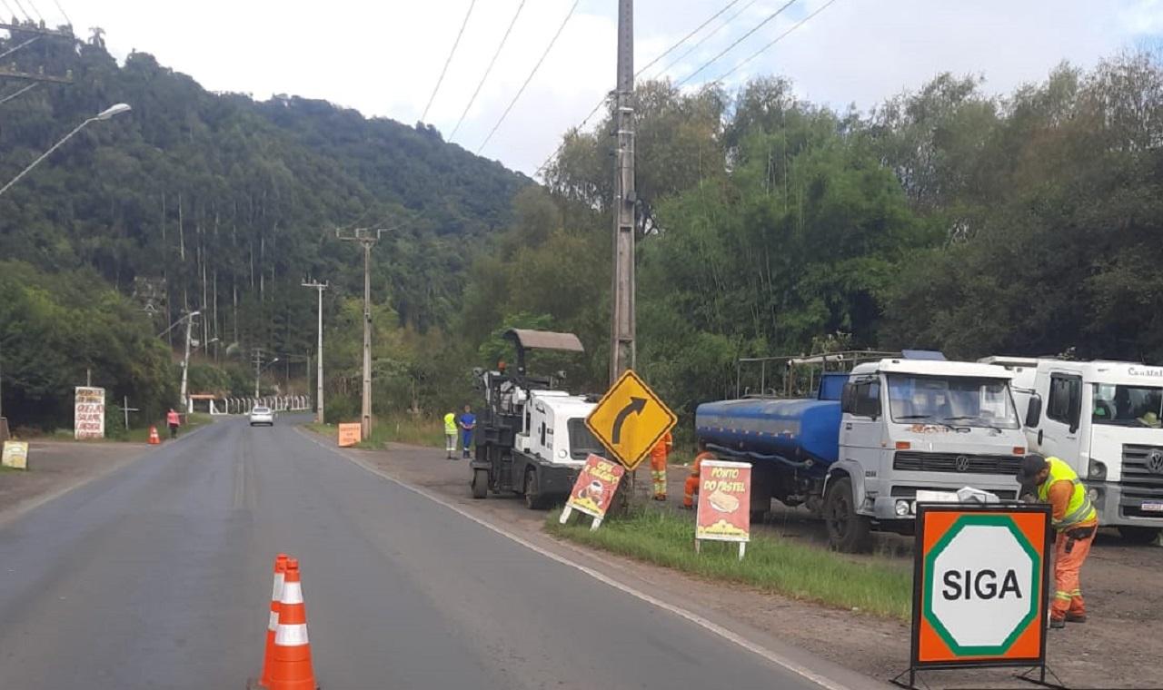 DER-PR realiza substituição do asfalto afetado pelo derramamento de óleo em União da Vitória 