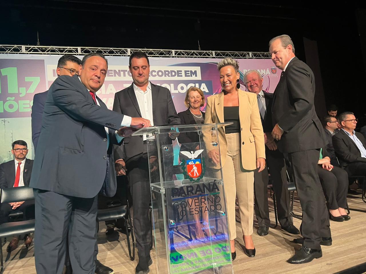 Hussein Bakri participa de anúncio de novos cursos e entrega de ônibus para universidades estaduais