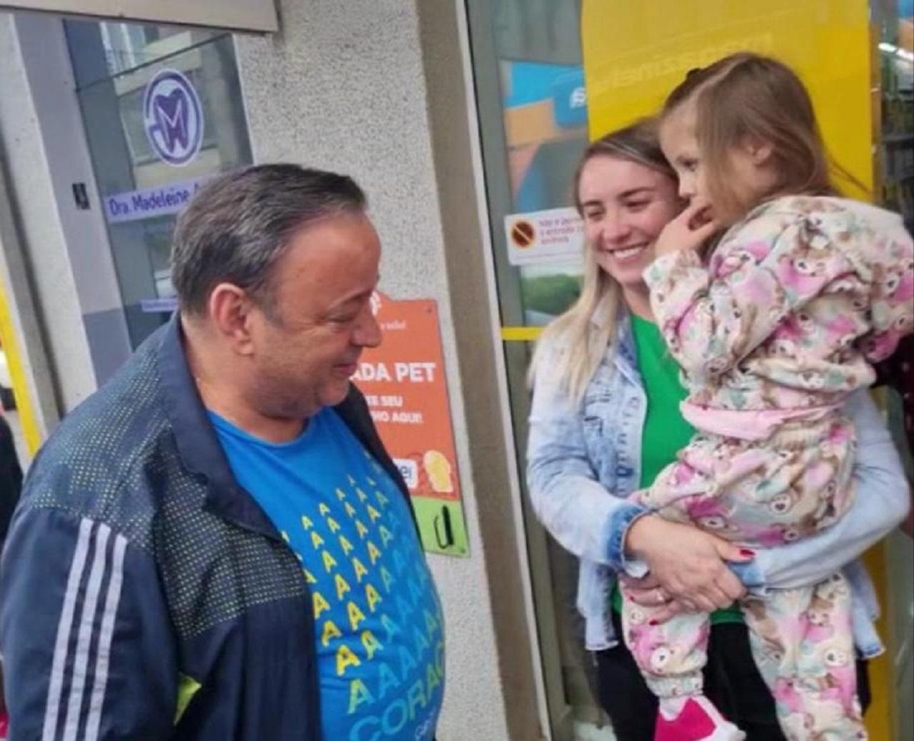 MOMENTO ESPECIAL: Hussein Bakri reencontra Larissa. Garotinha que através do deputado, consegui passar por cirurgia que salvou a sua vida