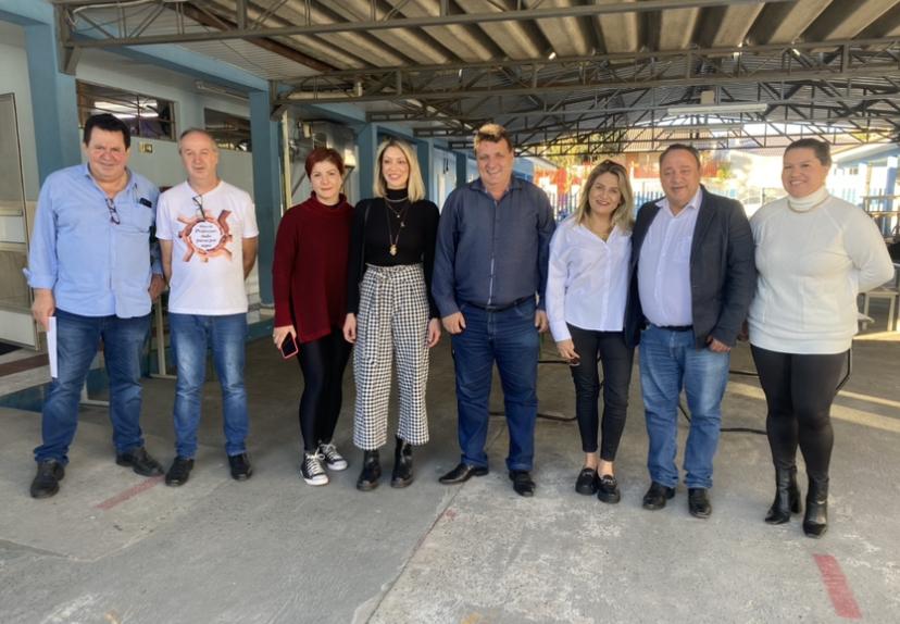 Hussein Bakri visita colégio do bairro São Gabriel, entrega recursos e ouve demandas