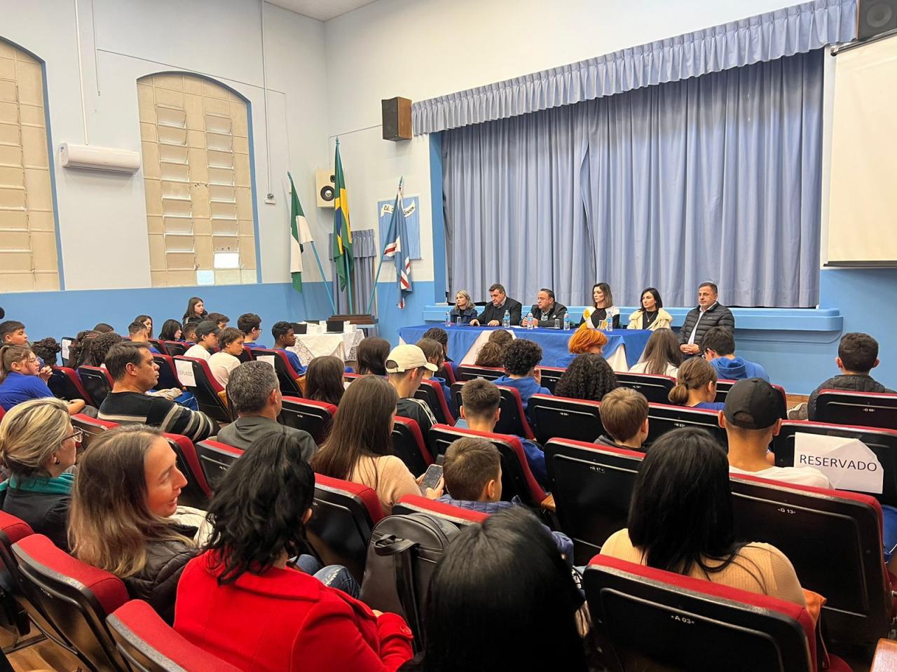Hussein Bakri entrega mais de 900 tabletes para fortalecer educação da região de União da Vitória