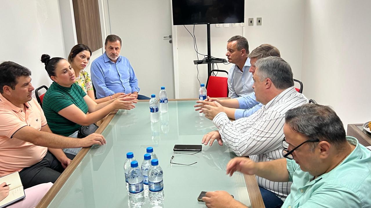 Hussein Bakri e lideranças discutem socorro emergencial para reabertura de hospital em São Mateus do Sul 