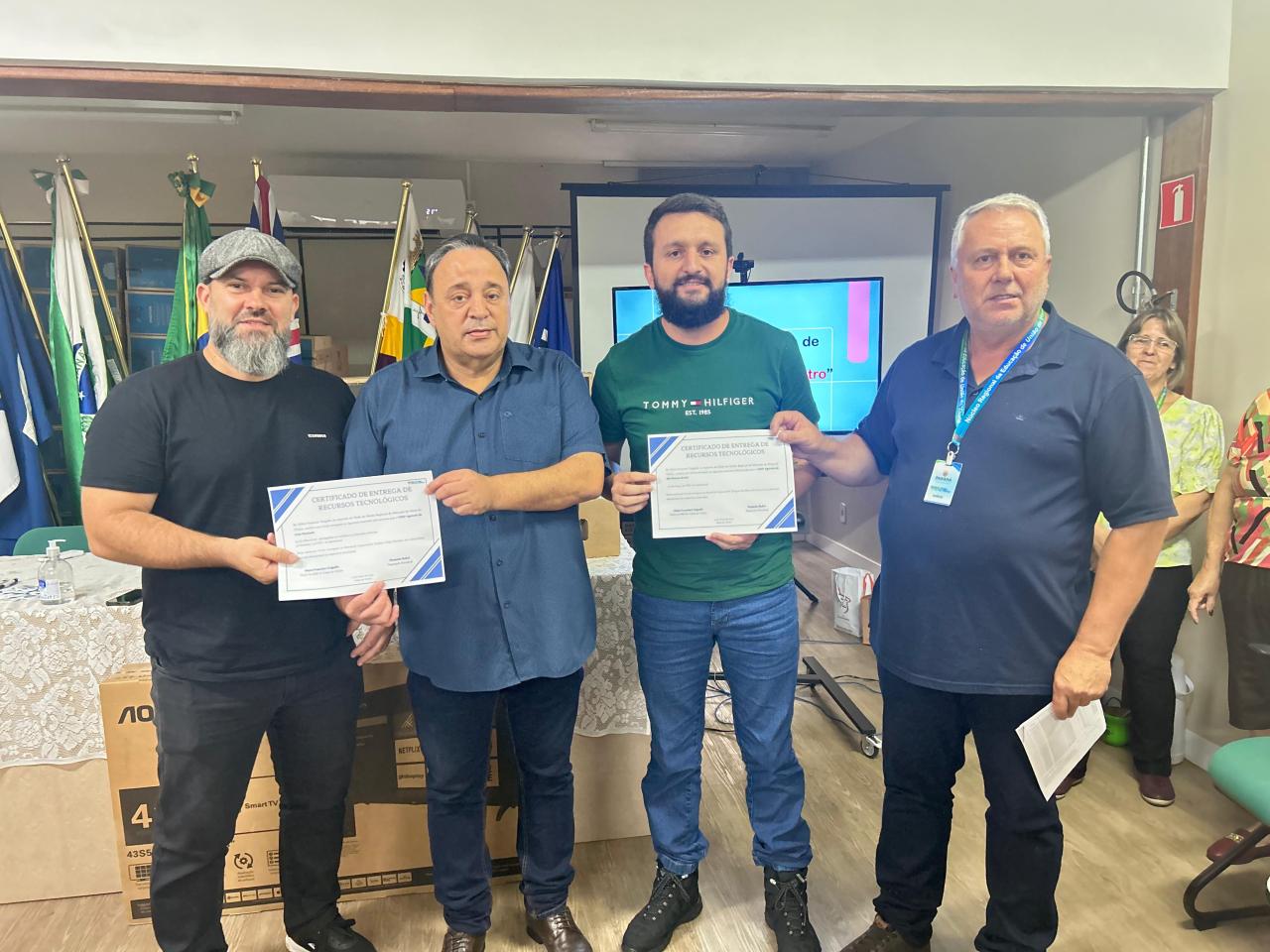 Hussein Bakri entrega equipamentos de informática para colégios agrícolas da região da AMSULPAR