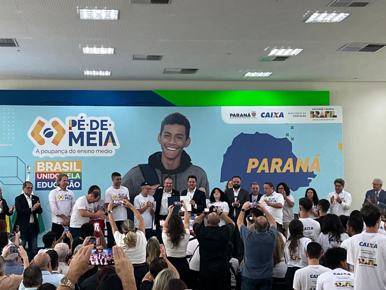Hussein Bakri participa de lançamento do programa Pé-de-Meia no Paraná