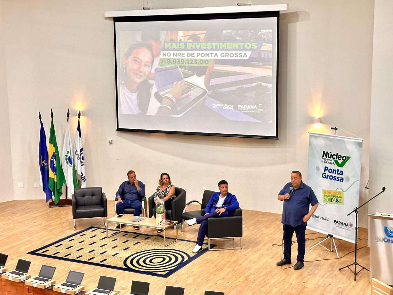 Em Ponta Grossa, Hussein Bakri libera recursos do programa Escola Mais Bonita e entrega chromebooks
