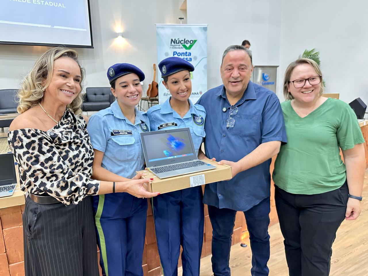 Hussein Bakri libera recursos e entrega chromebooks para mais de 100 colégios estaduais dos Campos Gerais 
