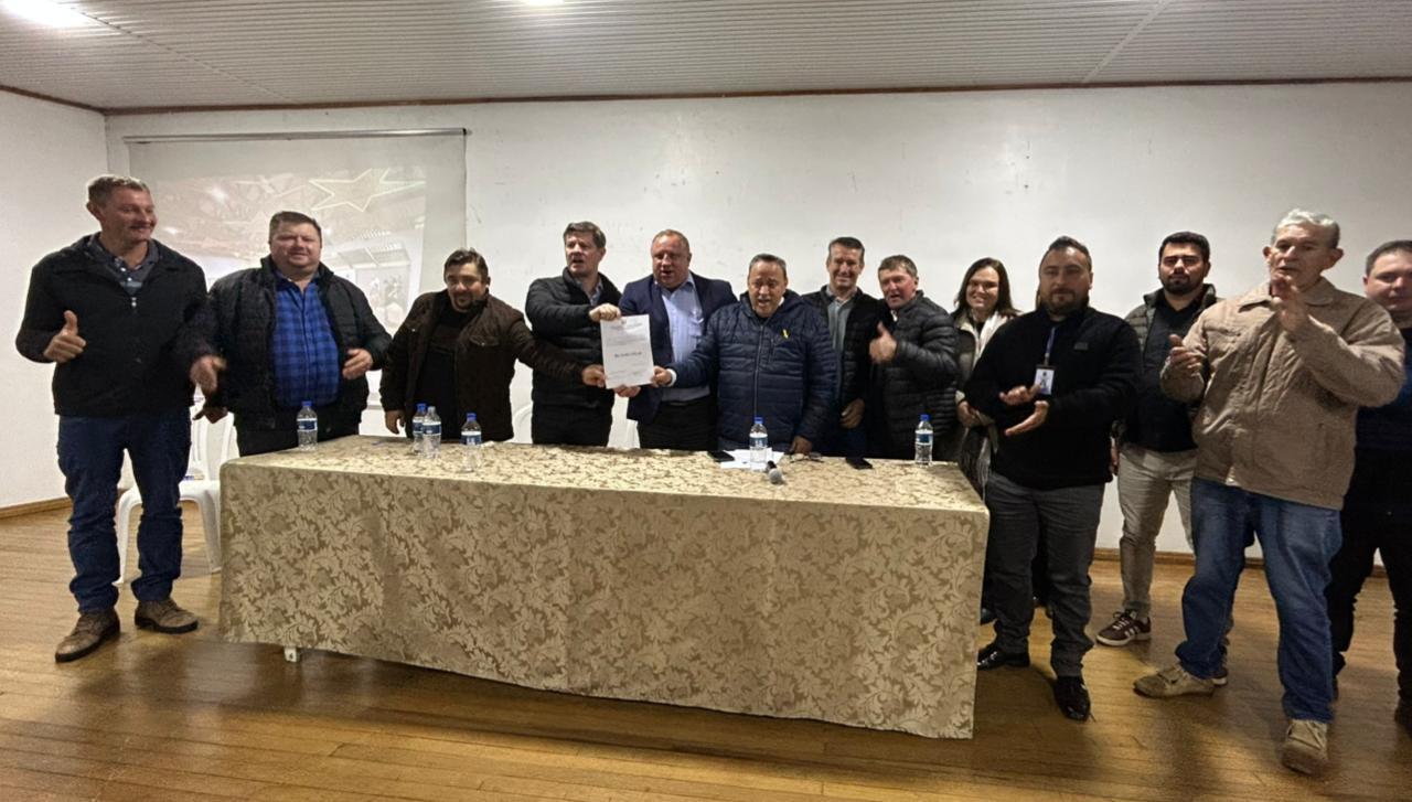 Deputado Hussein Bakri assina autorização da licitação para asfalto que liga Cruz Machado e Inácio Martins